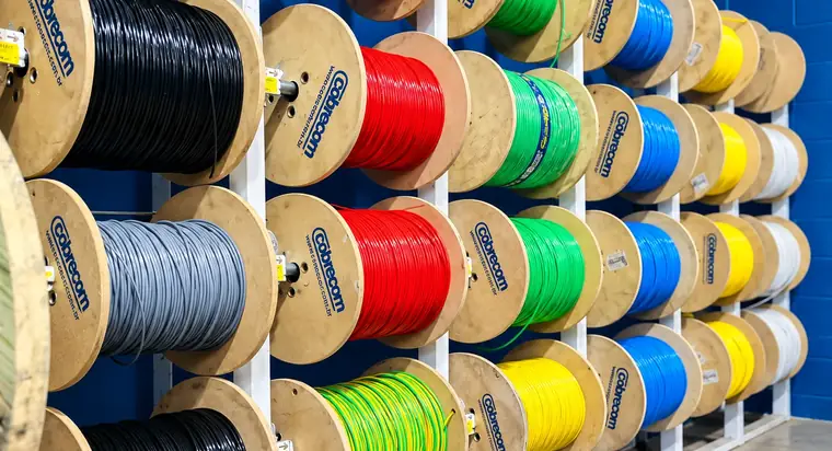 Bobinas de cabo elétrico Cobrecom de várias cores no expositor da Carflax